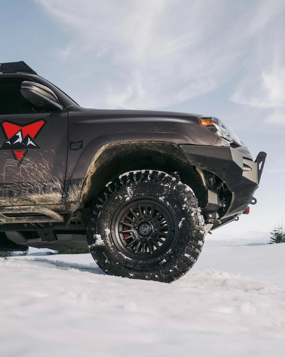 Xe SUV màu xám đi tuyết trang bị mâm Offroad đen đa chấu bền