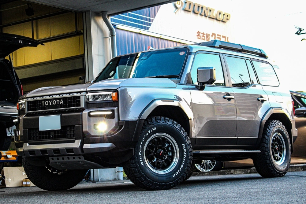 Toyota Land Cruiser độ mâm offroad đen lốp địa hình hầm hố