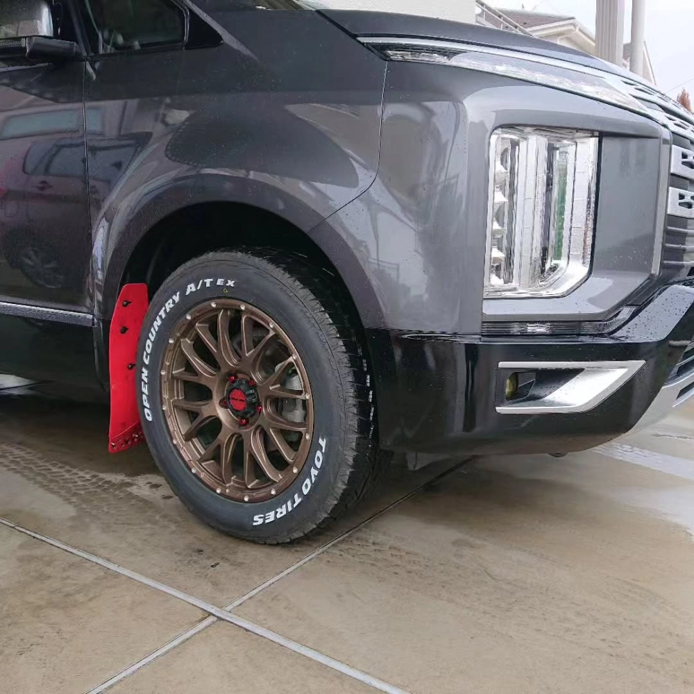 Cận cảnh xe Delica độ mâm offroad màu đồng đa chấu cực đẹp