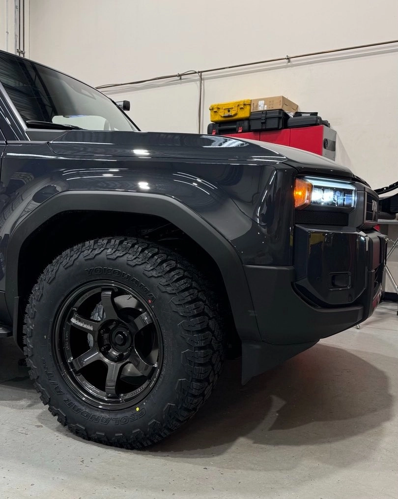 Xe SUV độ mâm TE37 màu đen bóng lốp gai offroad hầm hố