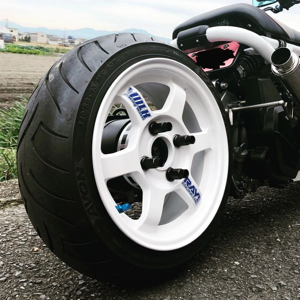 Xe máy độ bánh béo lắp mâm TE37 6 chấu màu trắng rất độc đáo