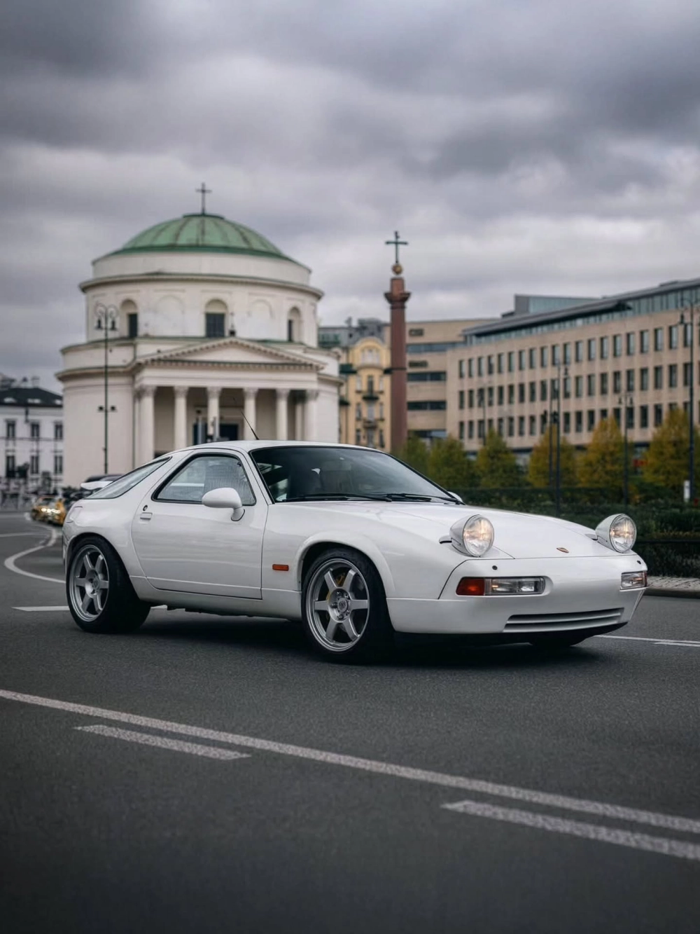Porsche 928 cổ điển độ mâm TE37 màu bạc sang trọng và phá cách