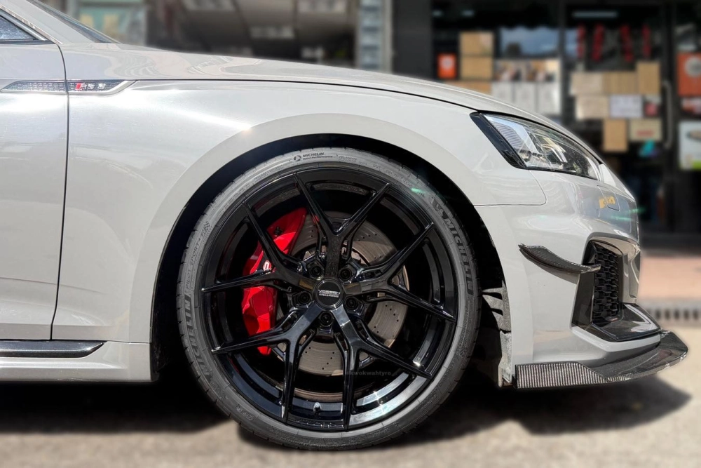 Xe Audi trắng độ mâm Vossen đen bóng thiết kế đa chấu cao cấp