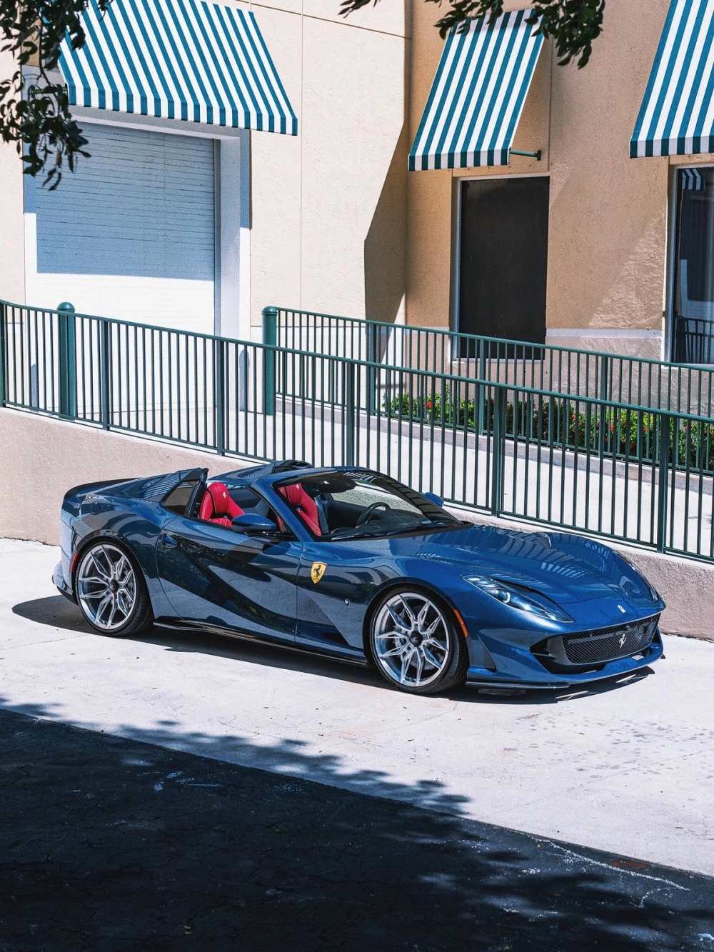 Mâm Vossen màu bạc thiết kế nan chéo độ siêu xe Ferrari xanh