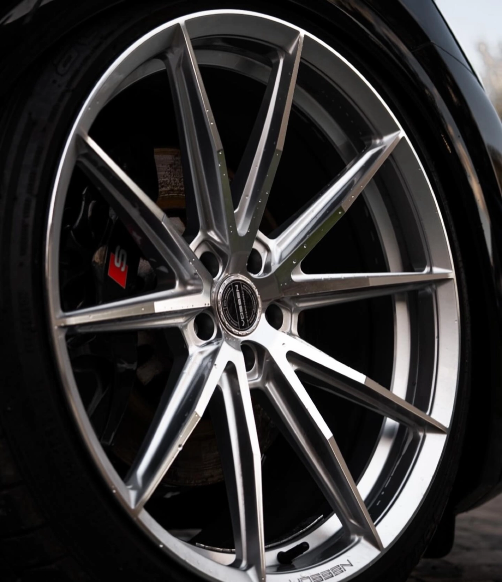Cận cảnh mâm Vossen màu bạc 10 chấu trên xe Audi kẹp phanh đỏ