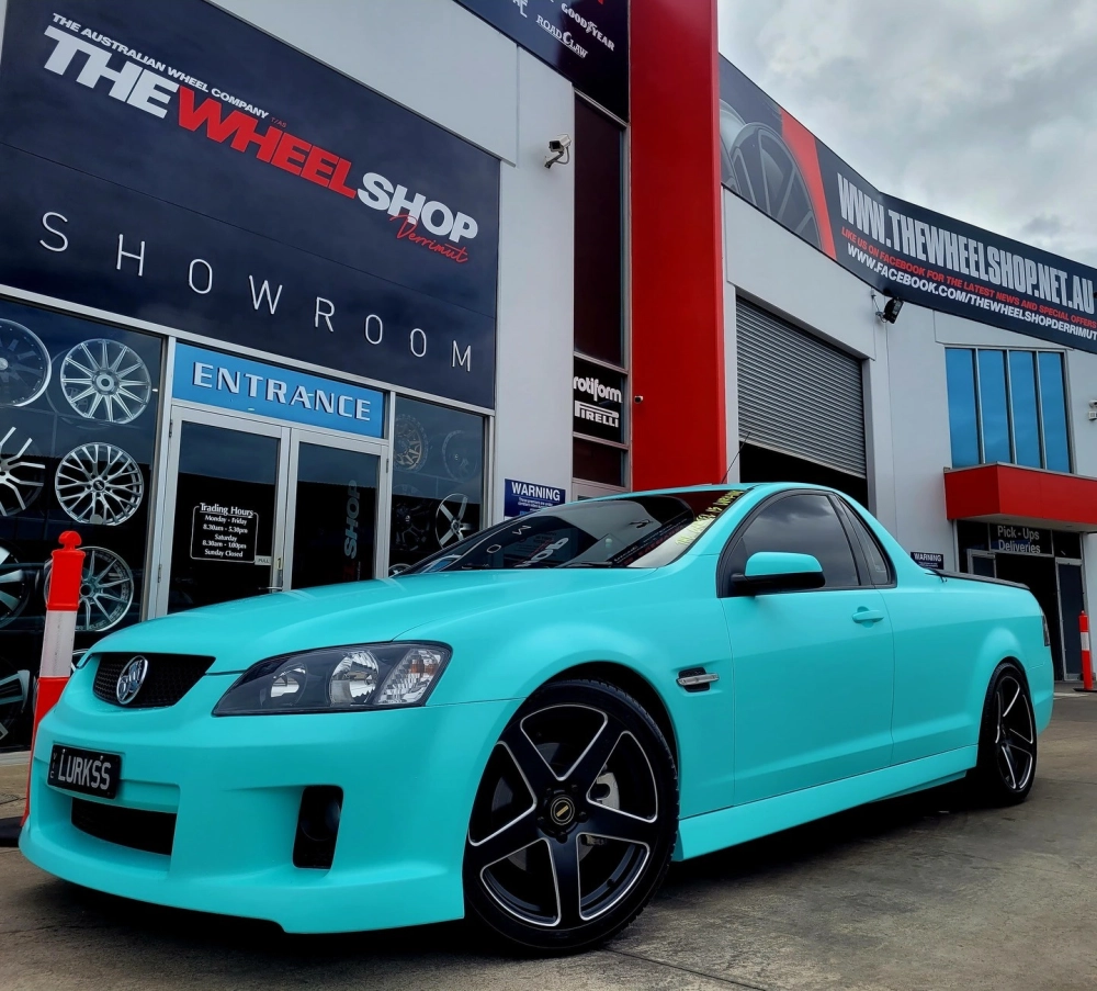 Kiểu mâm xe đẹp 5 chấu đen độ cho xe thể thao màu xanh