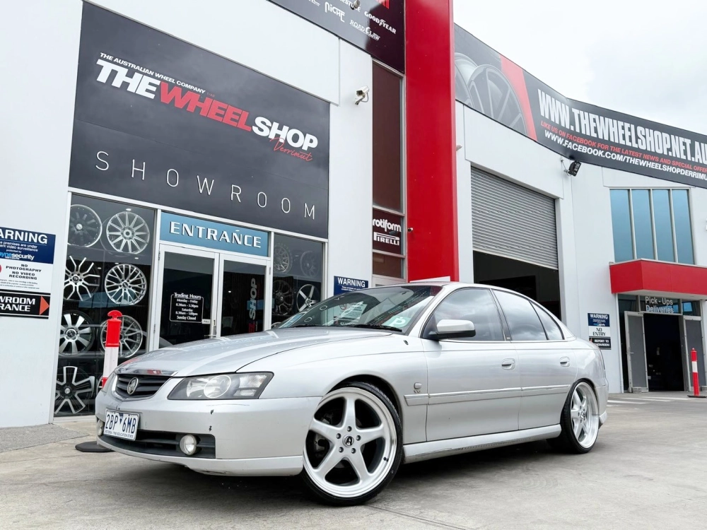 Mâm xe đẹp 5 chấu màu bạc thiết kế đơn giản cho sedan