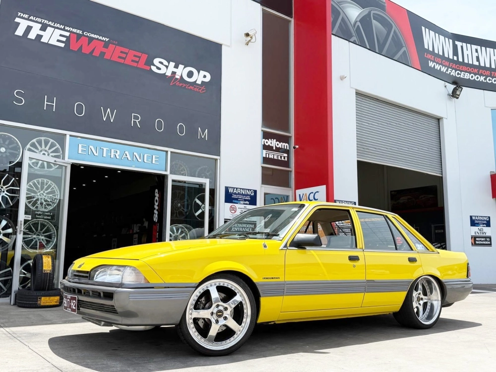 Mâm xe đẹp 5 chấu mạ chrome nổi bật trên sedan màu vàng