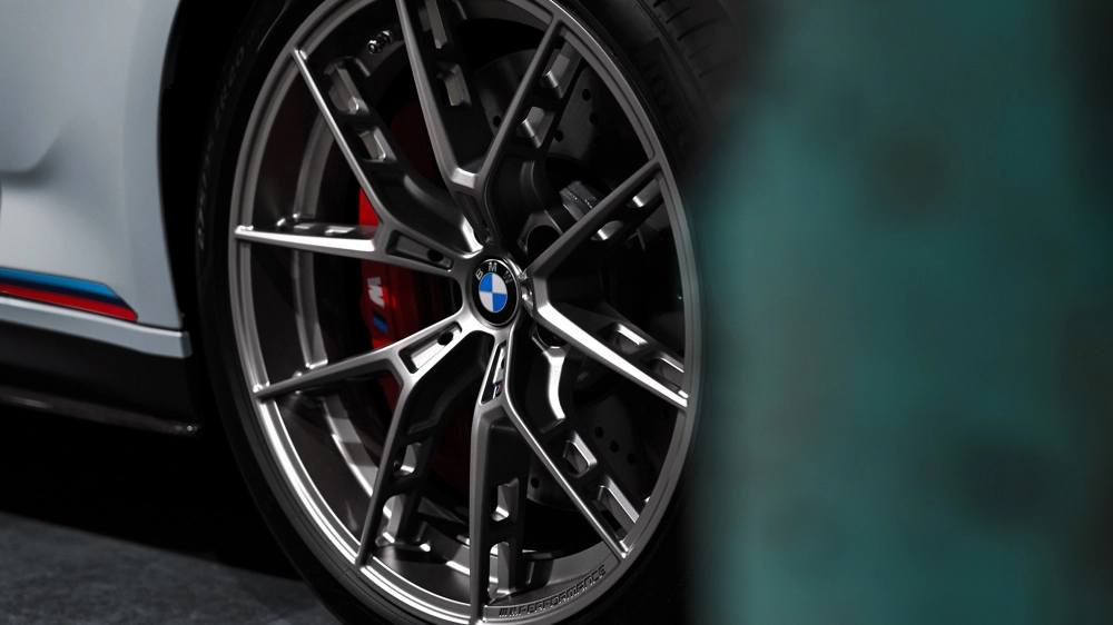 Cận cảnh mâm xương cá màu vàng đồng cực chất trên xe BMW
