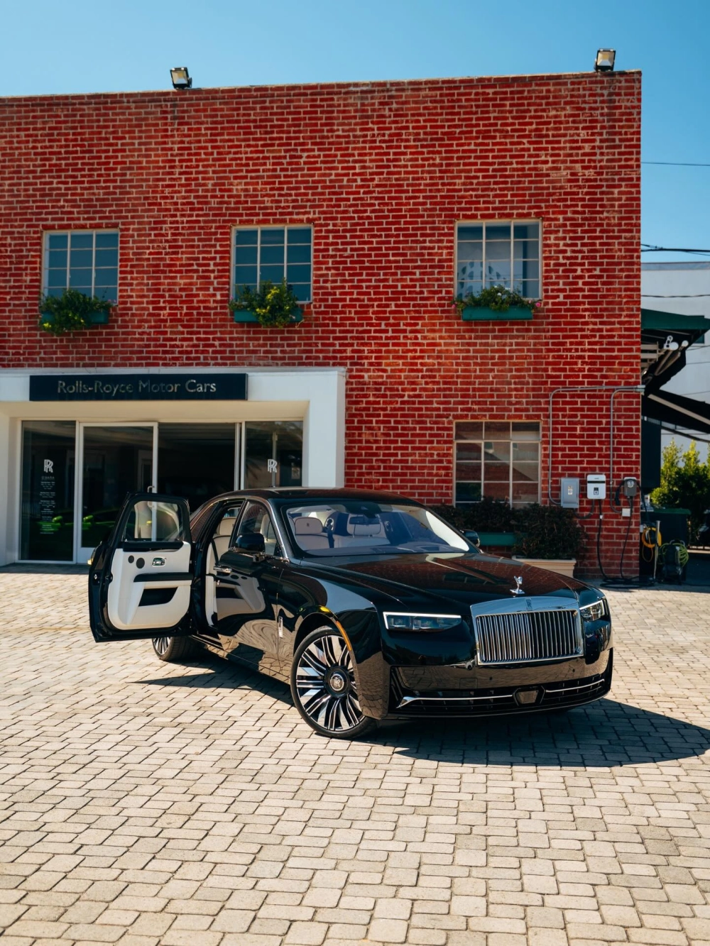 Tổng thể xe Fadil độ mâm xương cá đen bóng hầm hố và mạnh mẽ