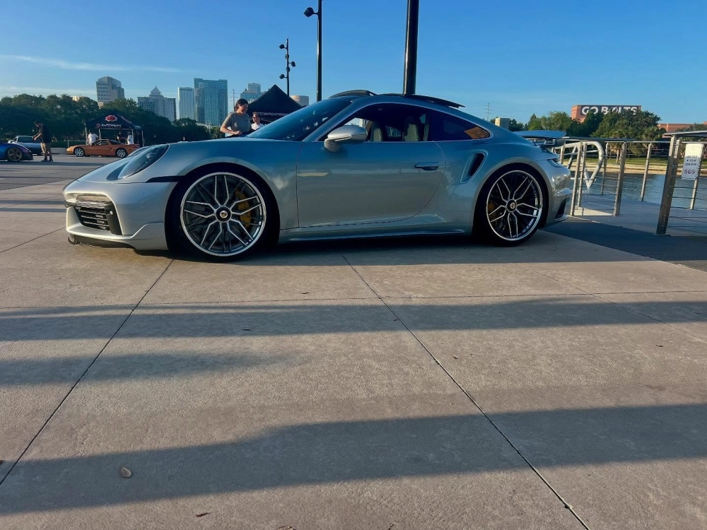 Xe thể thao Porsche độ mâm xương cá đa chấu màu bạc