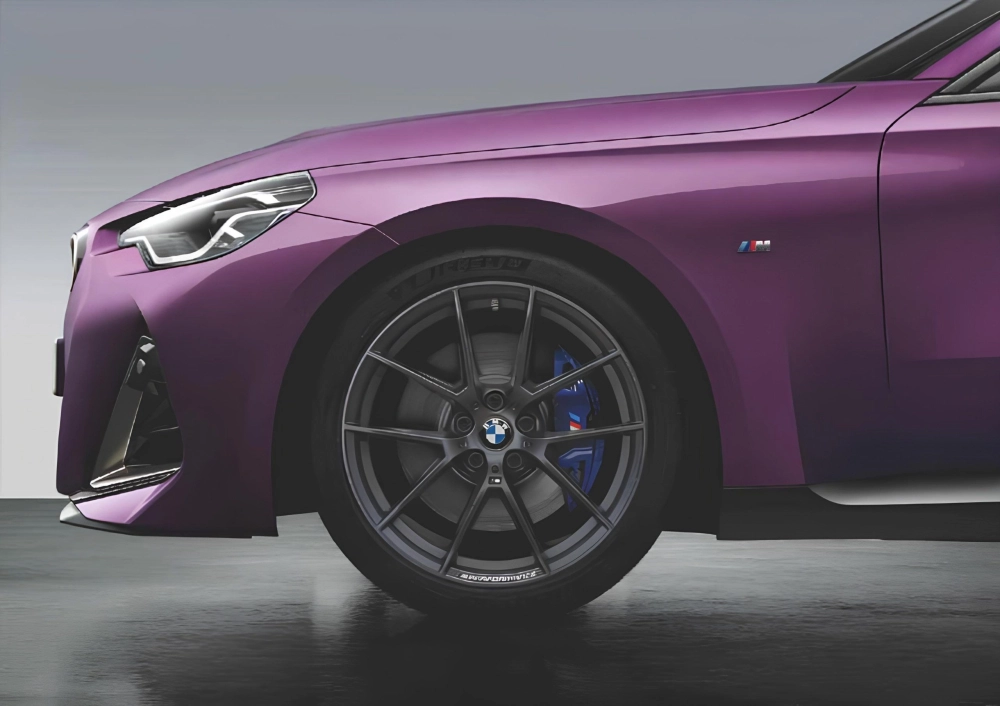 Mâm xương cá đa chấu màu đen thể thao trên xe BMW tím