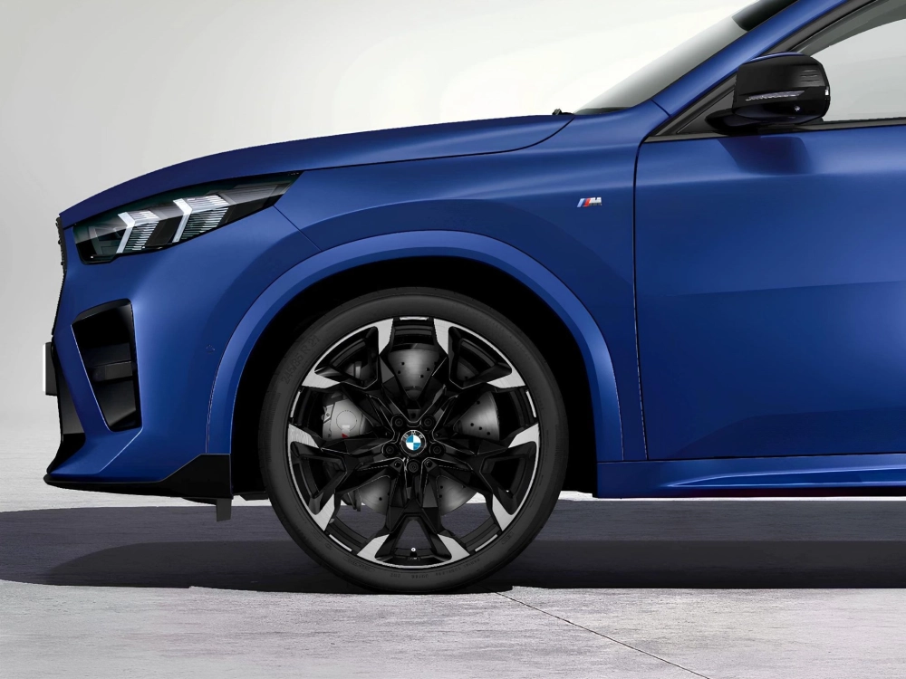 Mâm xương cá màu đen mờ phong cách thể thao trên BMW xanh