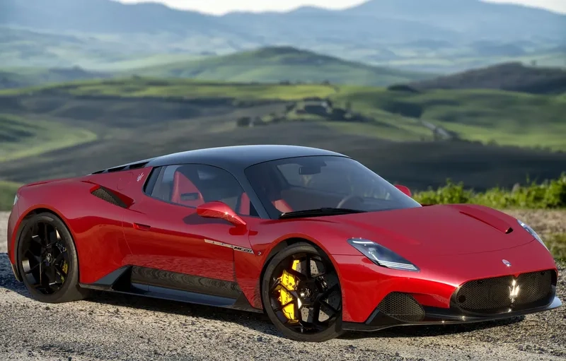 Xe maserati màu đỏ nổi bật trên phố phường