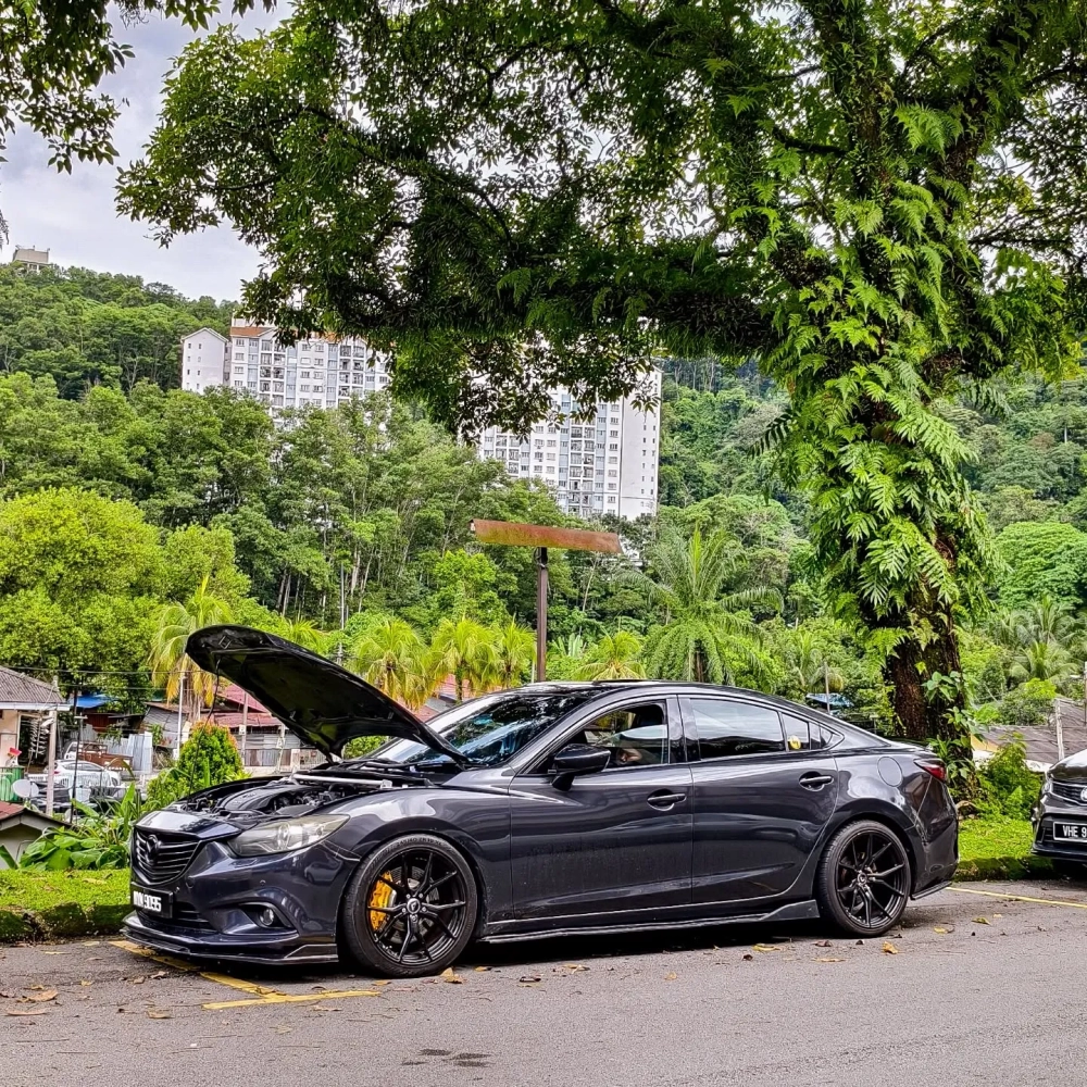 Xe đỏ Mazda 6 độ mâm màu xám chì thể thao kèm giá nóc