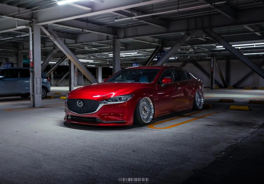 Mazda 6 độ mâm lưới bạc hạ gầm phong cách Stance nổi bật