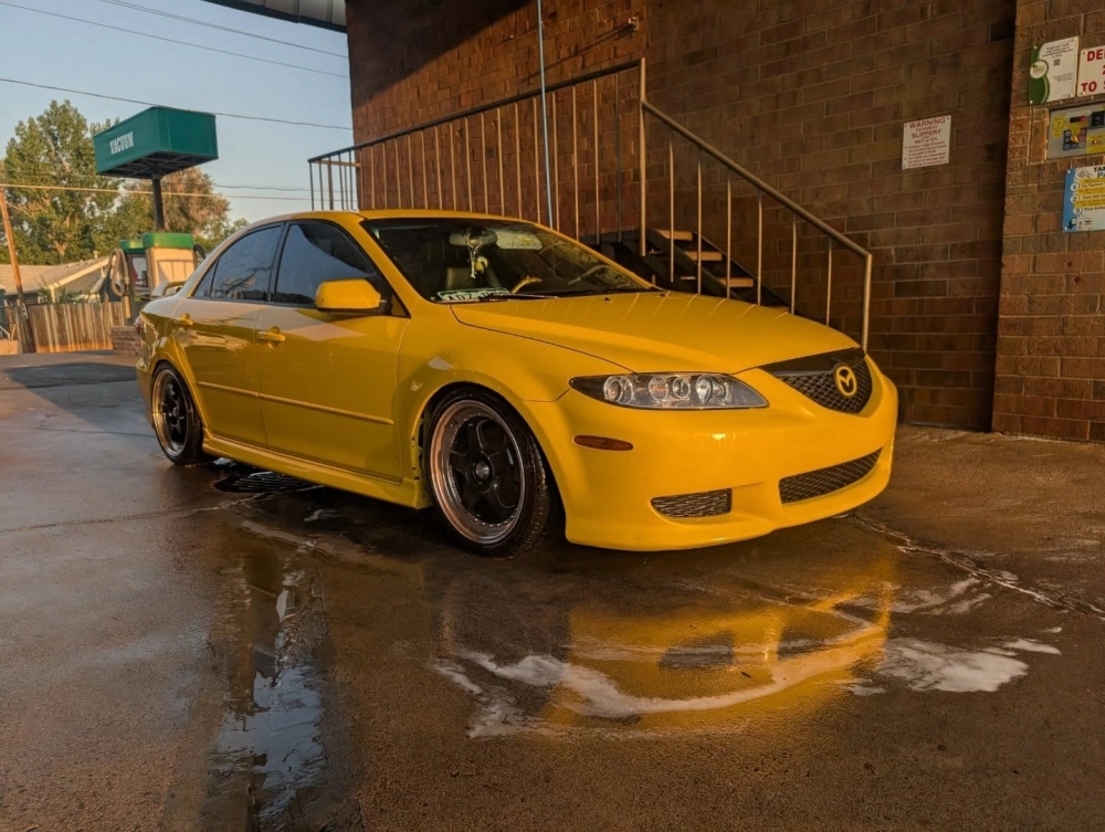 Xe màu vàng Mazda 6 độ mâm 5 chấu đen viền bạc cổ điển