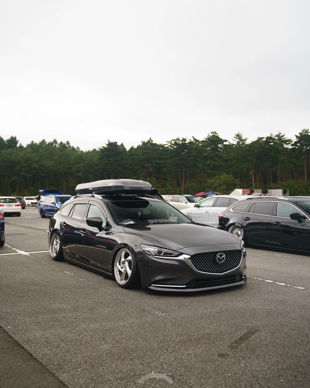 Mazda 6 độ mâm lưới viền crom sáng bóng bên bờ biển cực chill