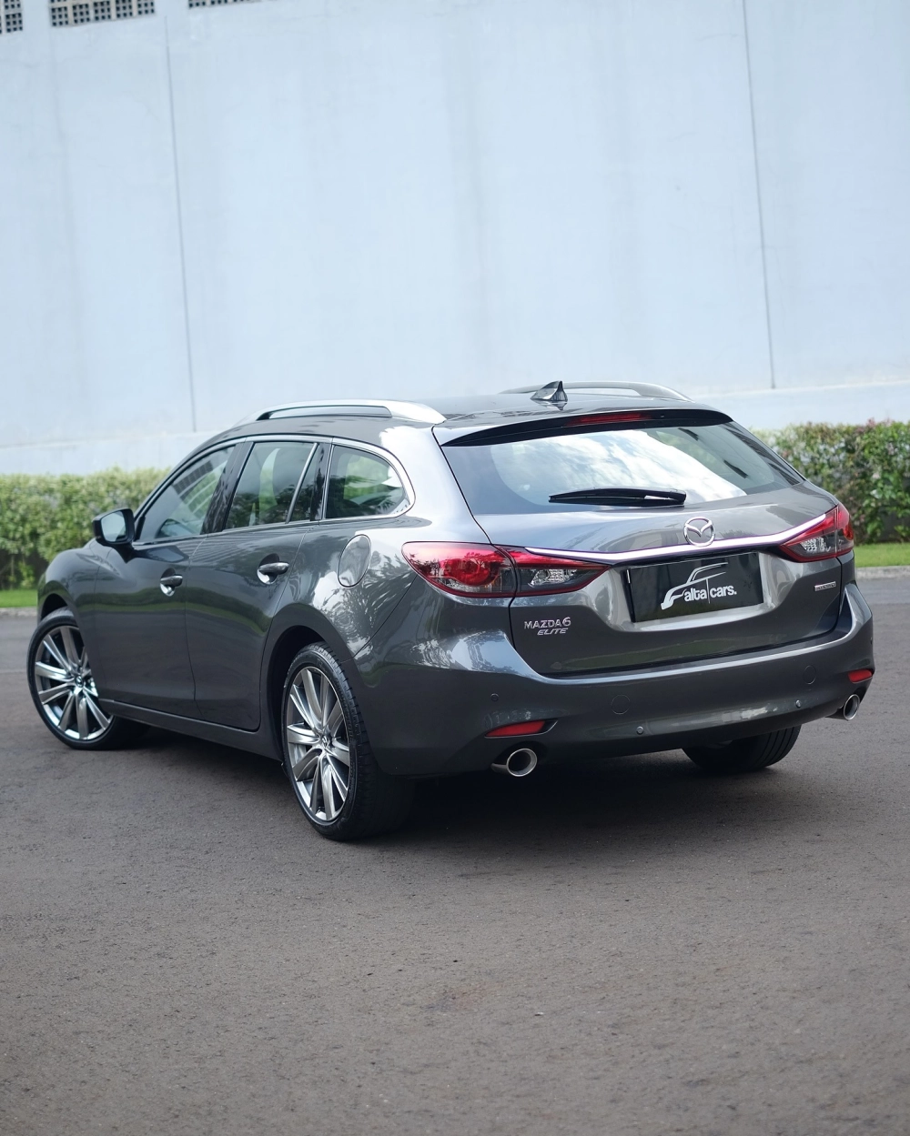 Mazda 6 độ mâm crom sáng bóng dưới tán hoa anh đào lãng mạn