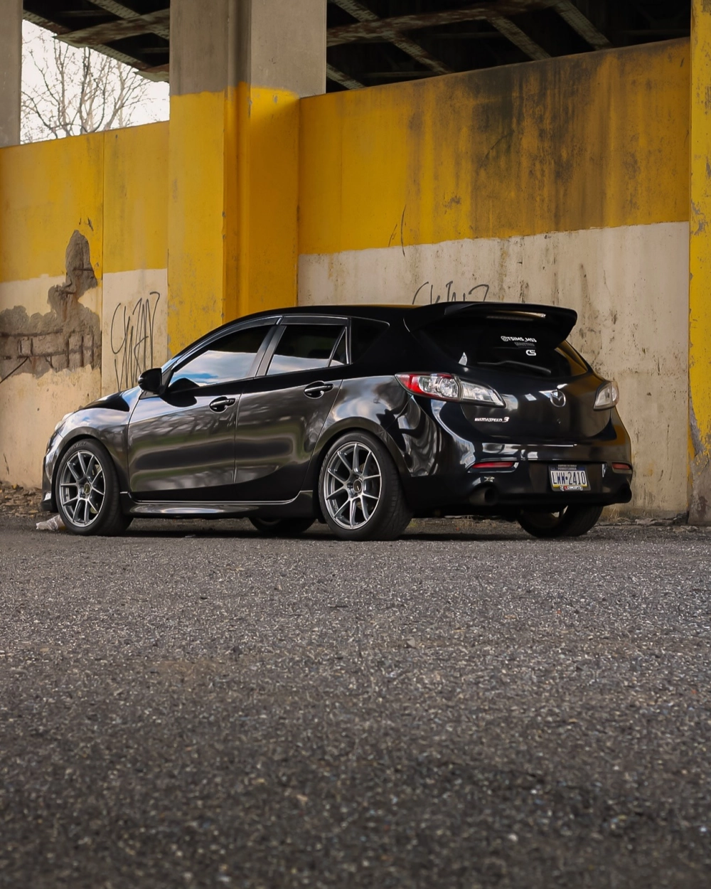 Góc nghiêng xe Mazda 6 độ mâm đúc màu đen chấu kép cuốn hút