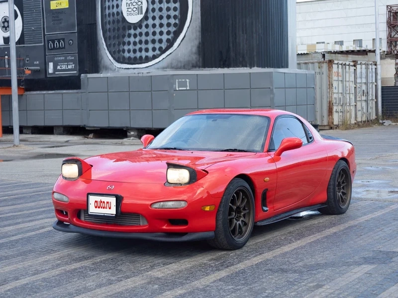 Phong cách 2 cửa năng động Mazda RX7 2 cửa