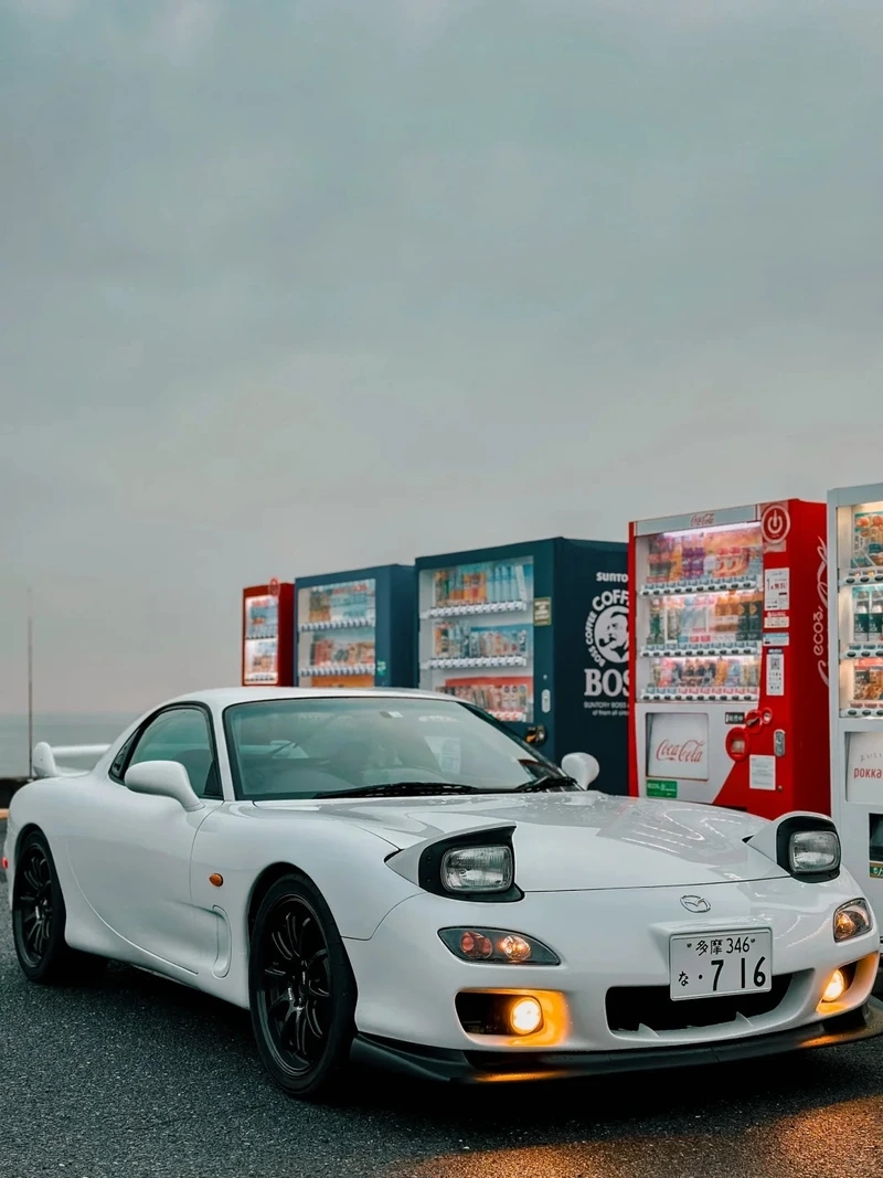 Dáng coupe thể thao năng động Mazda RX7 dáng coupe