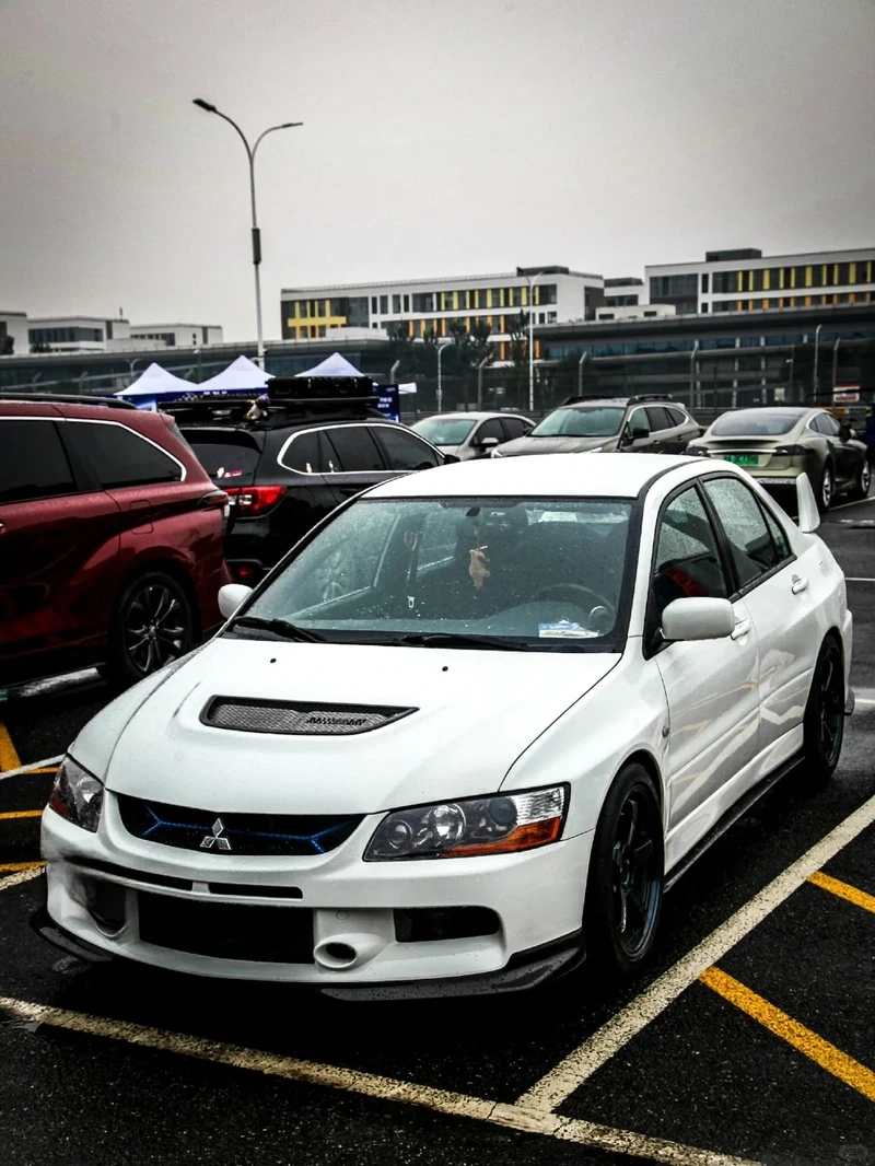 Trong showroom sang trọng Mitsubishi Lancer Evolution trong showroom