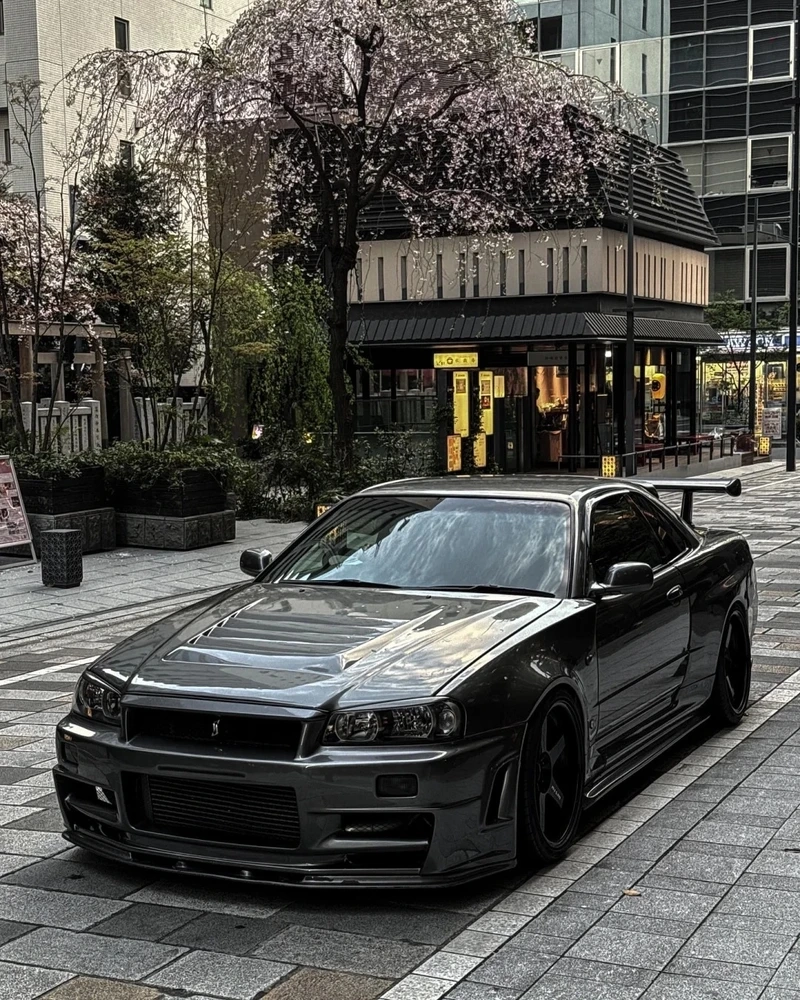 Màu đen bí ẩn sang trọng Nissan GTR màu đen