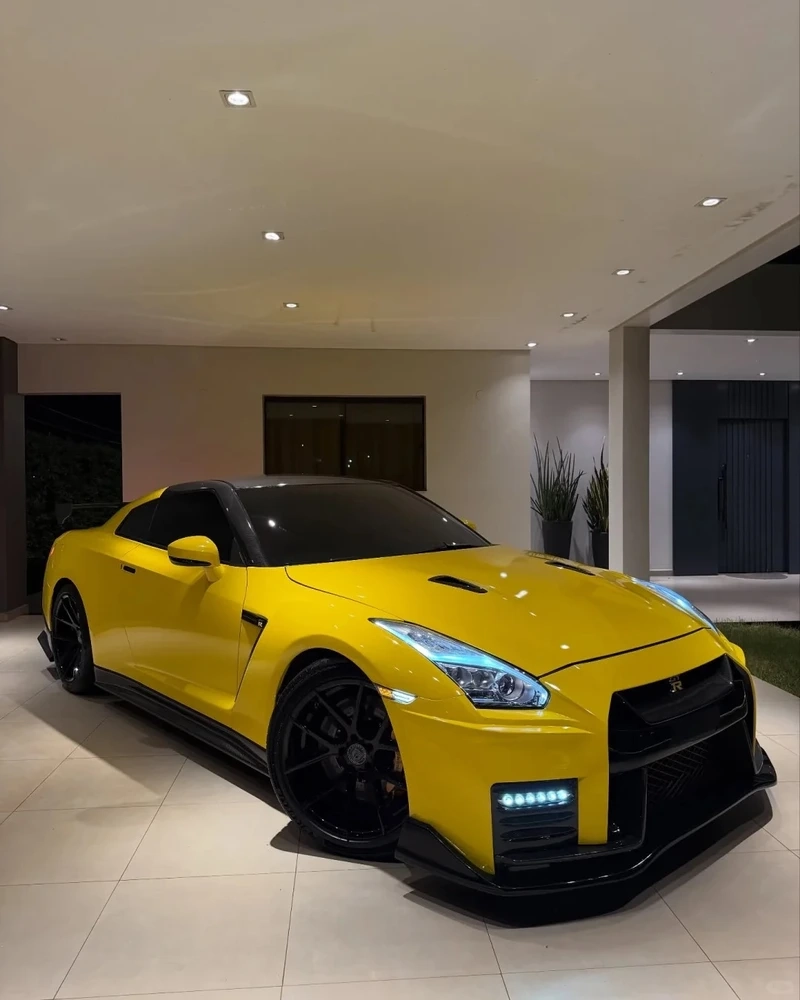 Dáng thấp thể thao năng động Nissan GTR dáng thấp