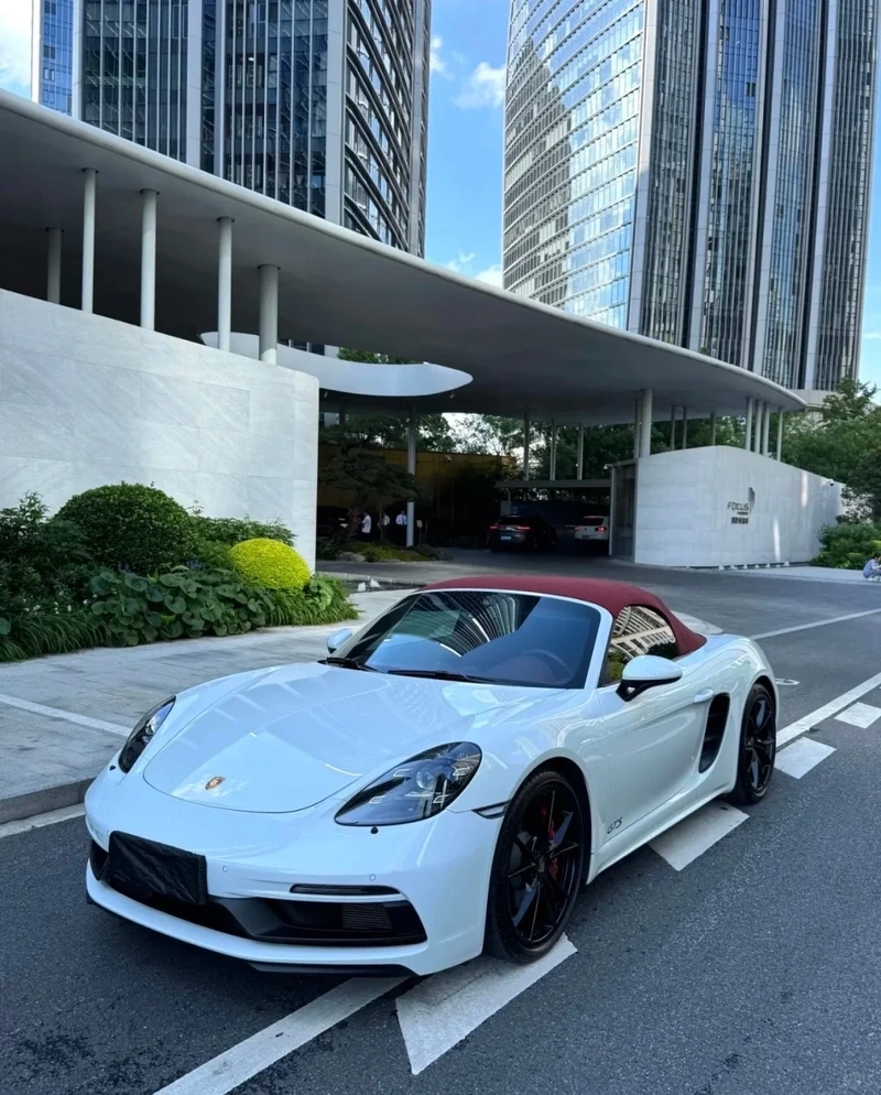 Dáng thấp thể thao cực chất Porsche 718 dáng thấp