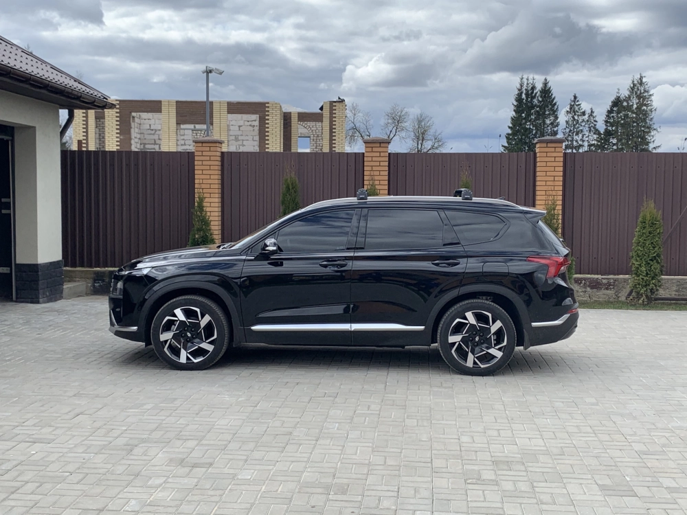 Hyundai SantaFe xanh độ mâm đa chấu màu bạc thanh lịch