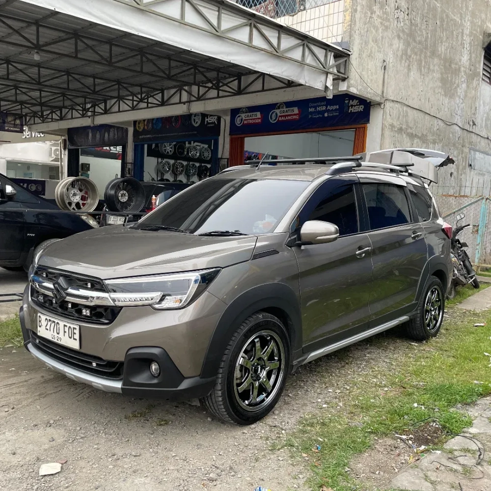 Suzuki XL7 độ mâm 6 chấu màu bạc sáng bóng phong cách thể thao