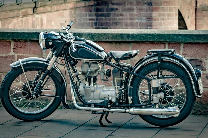 Hình ảnh xe classic gợi cảm xúc hoài niệm mạnh mẽ