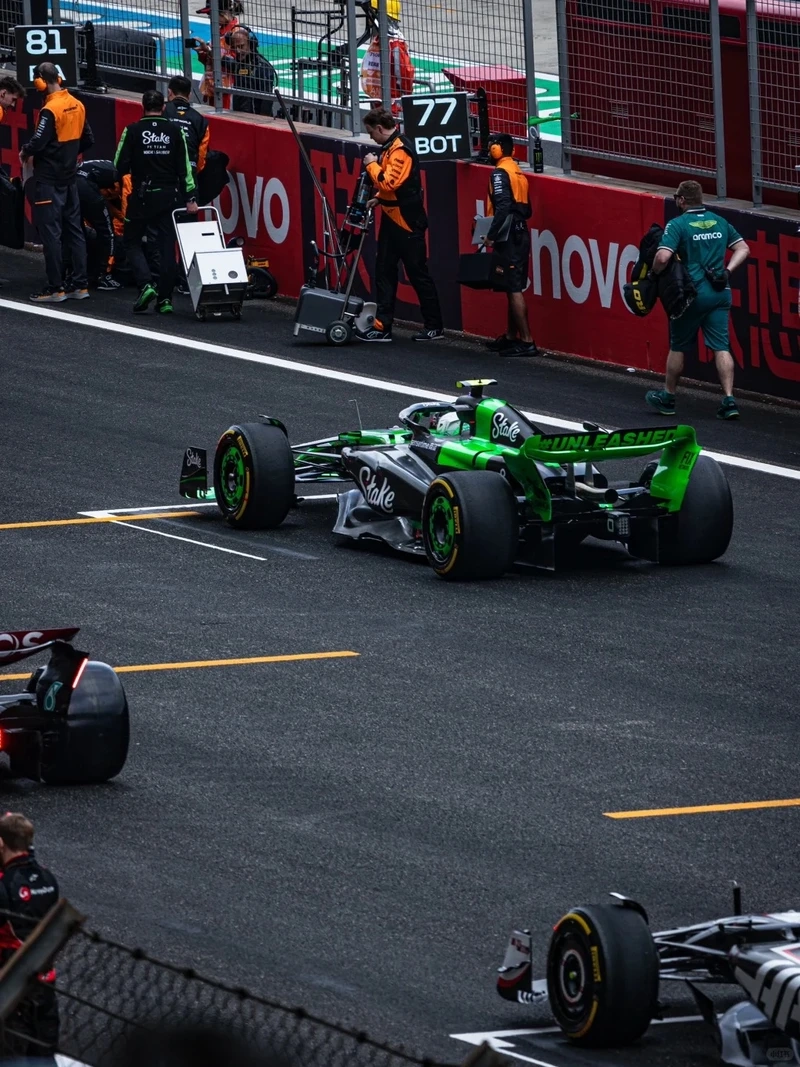 Tăng tốc phi thường xe đua F1 tốc độ cao