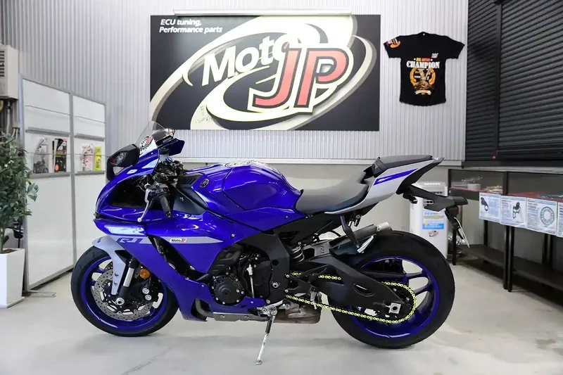 Pô Akrapovic R1 carbon sang trọng