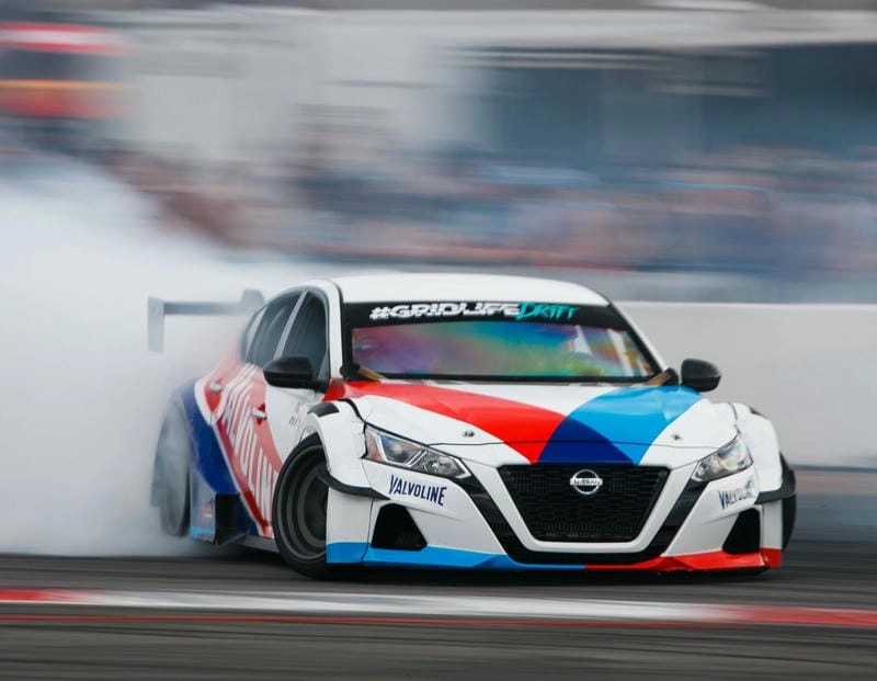 Xe drift thể thao mạnh mẽ và giàu cảm xúc