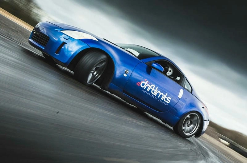 Drift xe động cơ mạnh chinh phục giới hạn