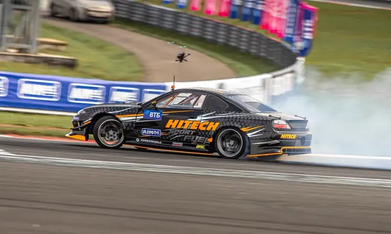 Xe drift khói lốp tạo màn trình diễn ấn tượng