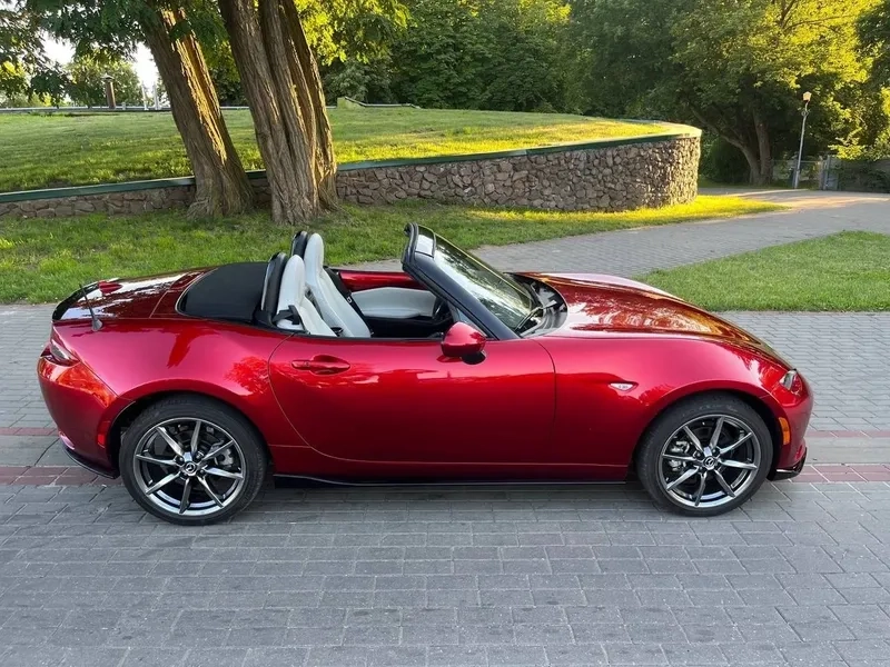 Đẳng cấp xe thể thao Mazda MX-5 mui trần quyến rũ