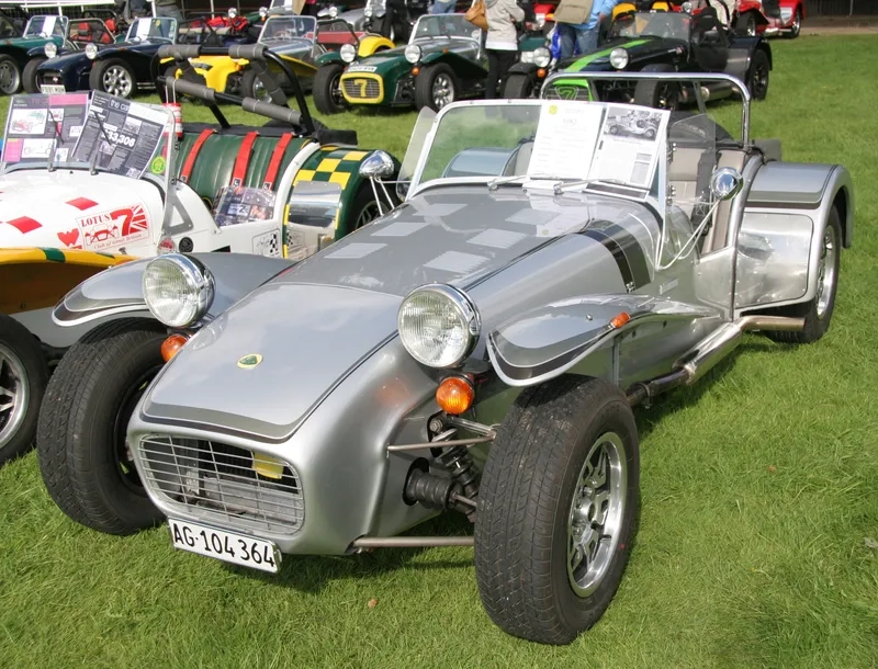 Tối giản và tập trung ở nội thất xe Caterham 7