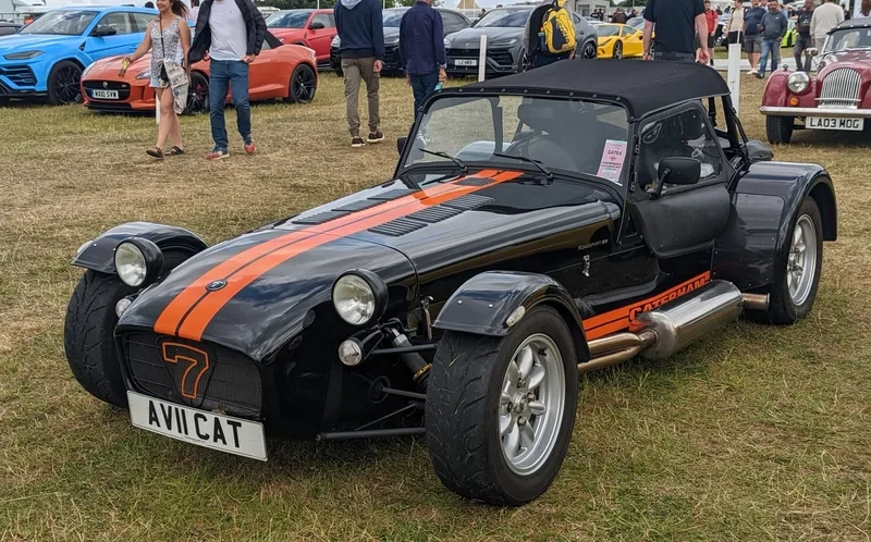 Vẻ đẹp vượt thời gian của ngoại thất xe Caterham 7