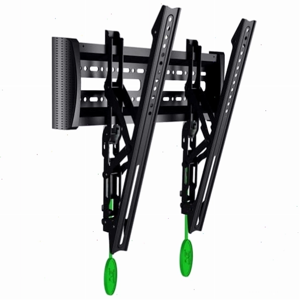 Kỹ thuật viên đang thực hiện lắp đặt giá treo TV nghiêng gật gù trên tường gạch