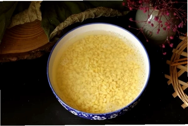 Nguyên liệu làm bánh phu thê cô dâu bao gồm đậu xanh và bột năng