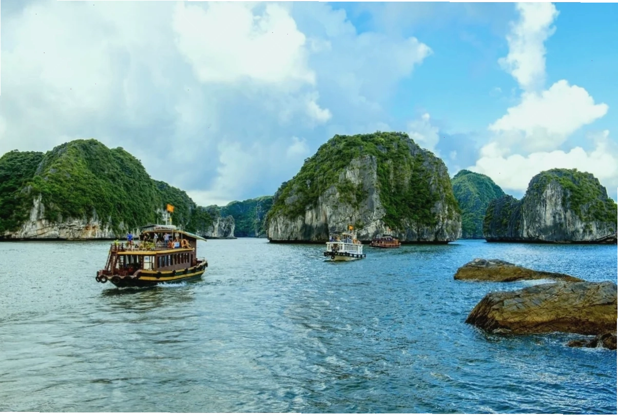 Du thuyền sang trọng trong tour khám phá Vịnh Lan Hạ