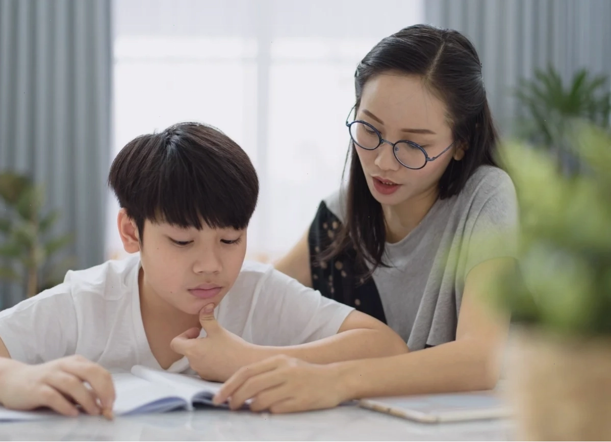 Sử dụng giáo dục trực tuyến và tư vấn tâm lý cho người trẻ đối diện với áp lực thi cử